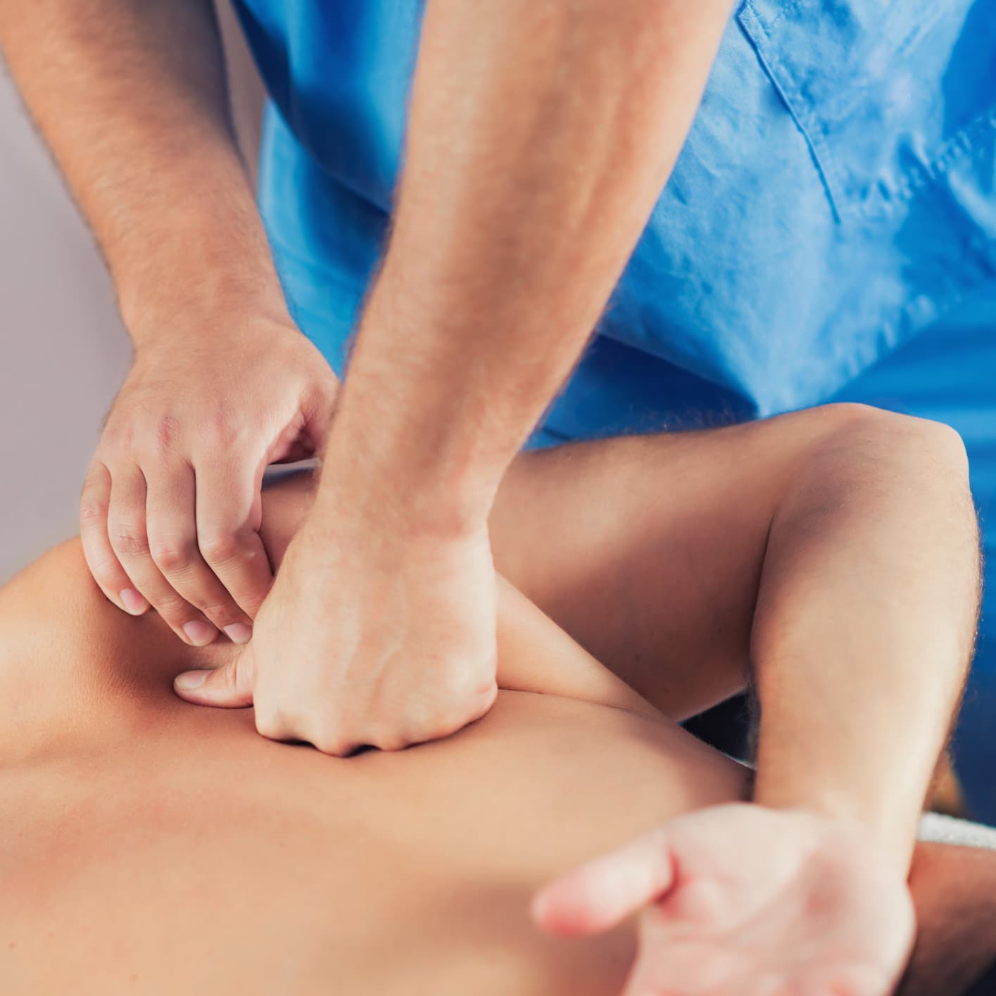 Shiatsu des pieds et réflexologie plantaire : deux traditions, deux touchers