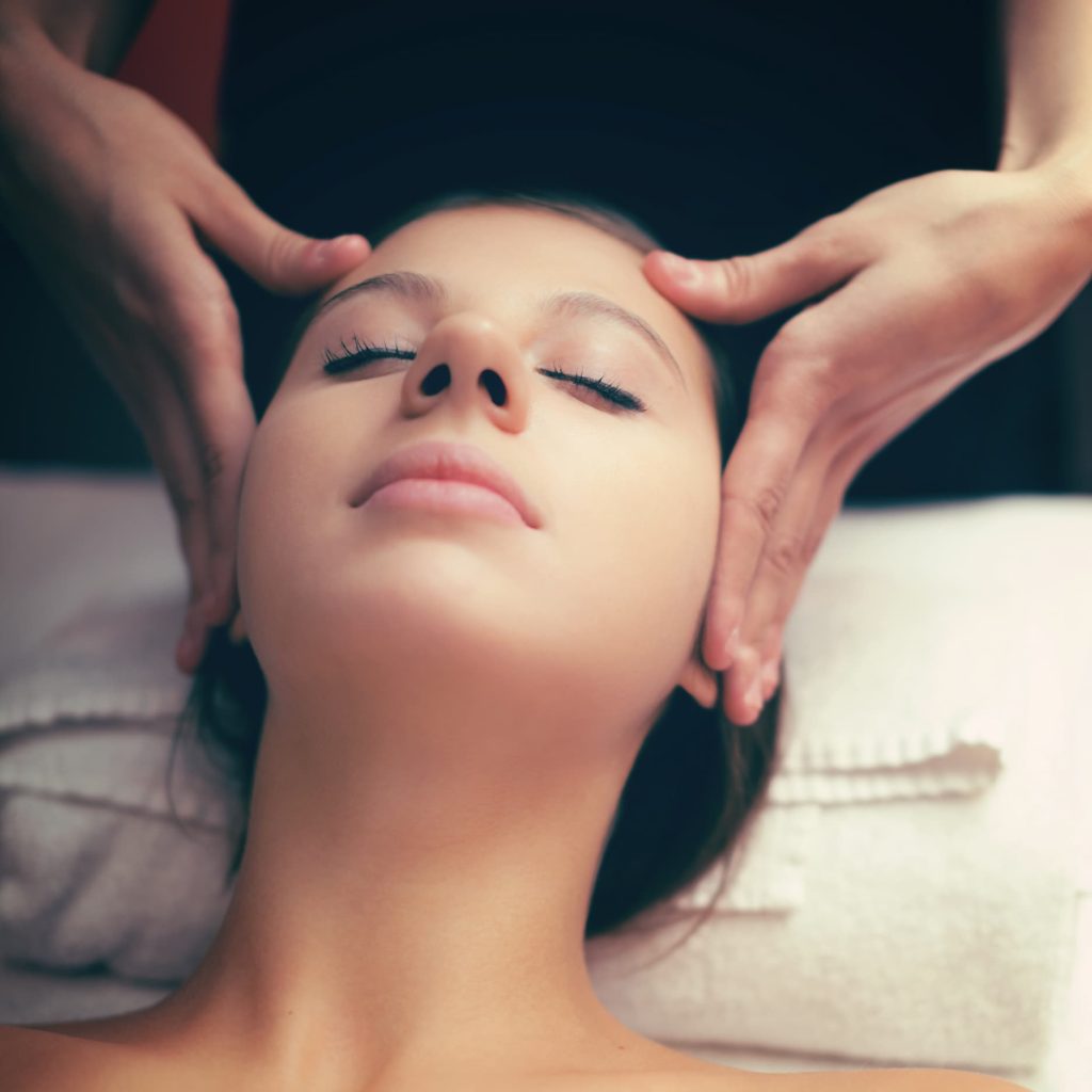 Dien Chan : définition, techniques et comment se former à cette réflexologie faciale