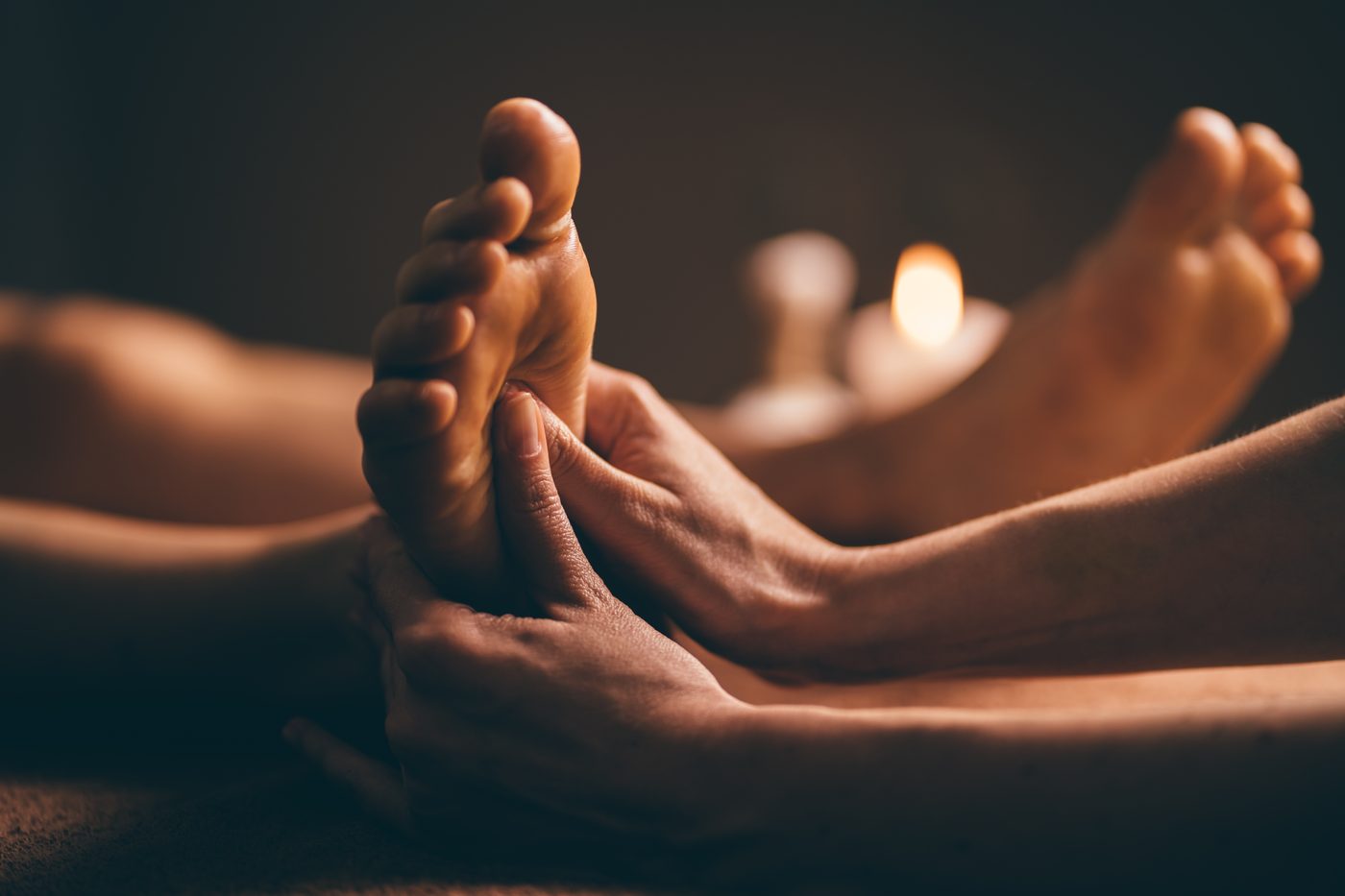 Stimulation des zones réflexes du pied lors d’une séance de réflexologie